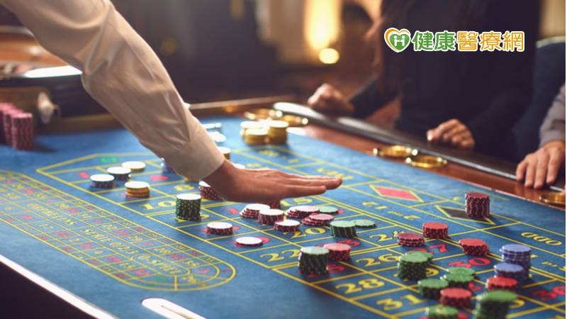 在嗜賭症的病患身上，會發現他們對賭博產生耐受性，也就是會隨著投入賭博時間越久，得需要投注更多時間及金錢在賭博上，才會出現對賭博的興奮和刺激感；也發現他們在停止賭博時，會出現焦慮、易怒等類似物質成癮戒斷的症狀。