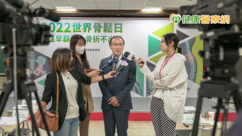 中華民國骨質疏鬆症學會黃兆山理事長受訪時提及，學會今年成立屆滿25週年，持續以降低骨鬆性骨折發生率為目標，打造樂齡族群的健康生活。（圖／翻攝自健康醫療網）