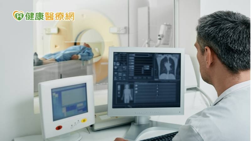 杜承哲主治醫師說明，LDCT低劑量肺部電腦斷層是目前具國際實證，其優點是影像解析度與靈敏度較高，可偵測到小於0.3公分的肺部病灶，是目前檢測早其肺癌的有效工具