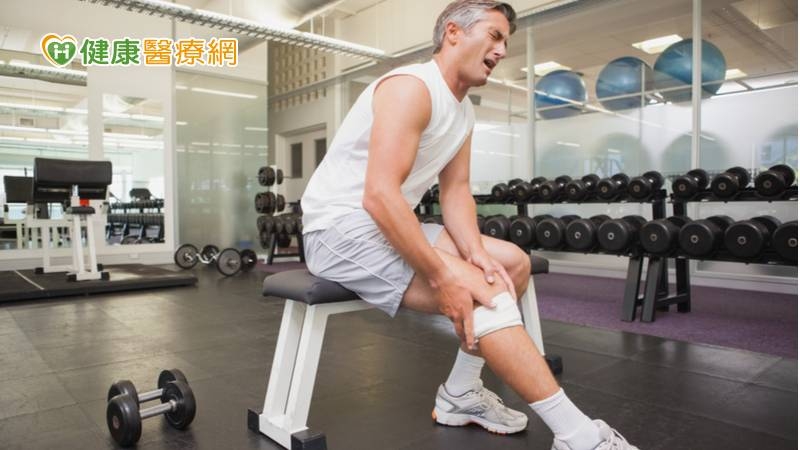最近因疫情趨緩，越來越多人開始重回健身房做運動，卻因為運動量一下增加太多或忽略暖身運動，而造成運動傷害，故看復健門診患者有增多現象。