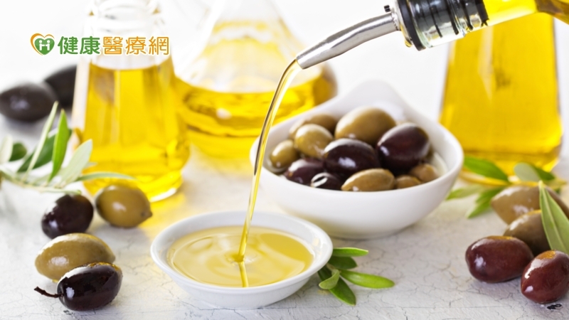 橄欖油不易氧化，含有抑制大腦炎症的橄欖油刺激醛(Oleocanthal)。富含抗氧化成分是其出色之處，即使加熱也不容易氧化，在各種日常料理中都可以輕鬆使用，容易保存。