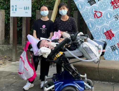 ▲「裘馨症」患者肌肉組織衰退、身體變形,需要依靠呼吸器、抽痰機、鼻胃管灌食,到後期因肌肉萎縮合併症恐至死亡。