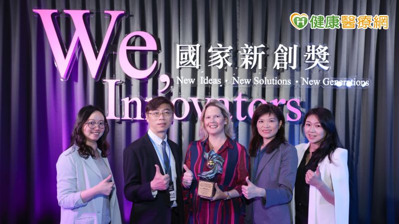 台灣諾華獲第19屆「國家新創獎」，由台灣諾華總裁麥芳蘭(左三)帶領團隊同仁接受頒獎後合影