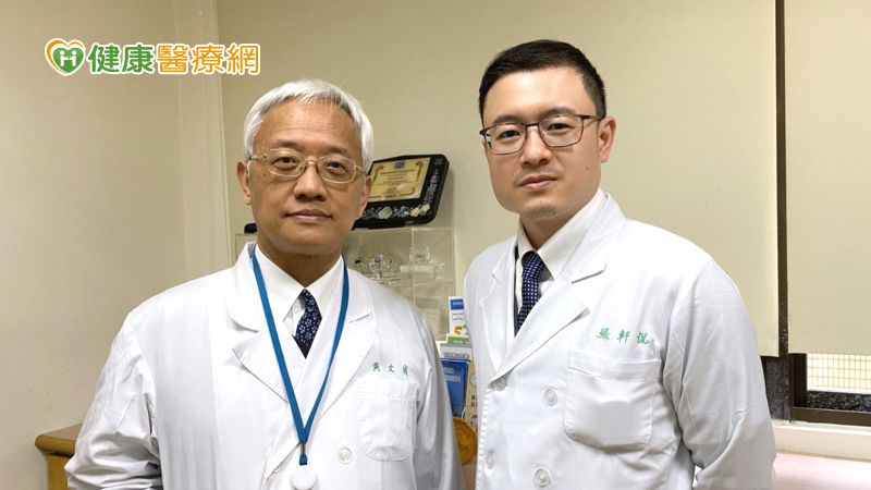 左起：黃文成教授、張軒侃醫師