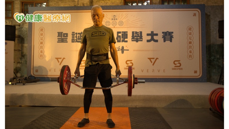 70歲謝世炤訓練一年，成功舉起147.5公斤。