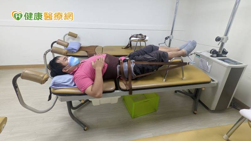 急性疼痛期過後,以牽引等復健治療,改善椎間盤突出症狀