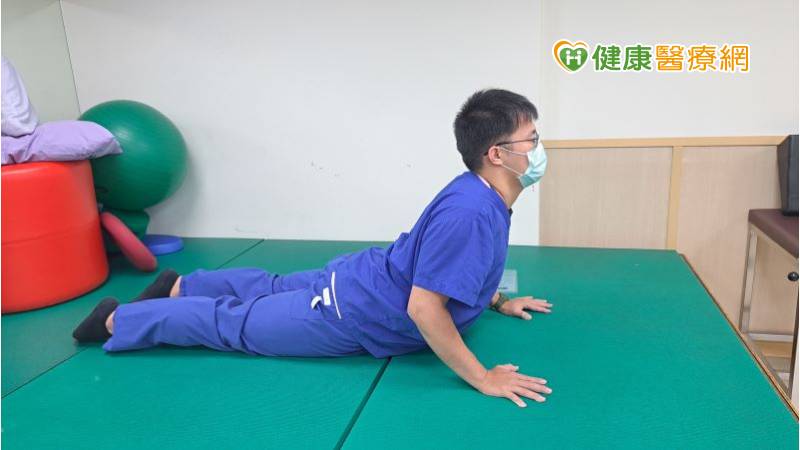 簡單放鬆背部肌肉第2招,眼鏡蛇式