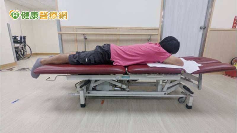 簡單放鬆肌肉第1招,平趴腳掌垂出床