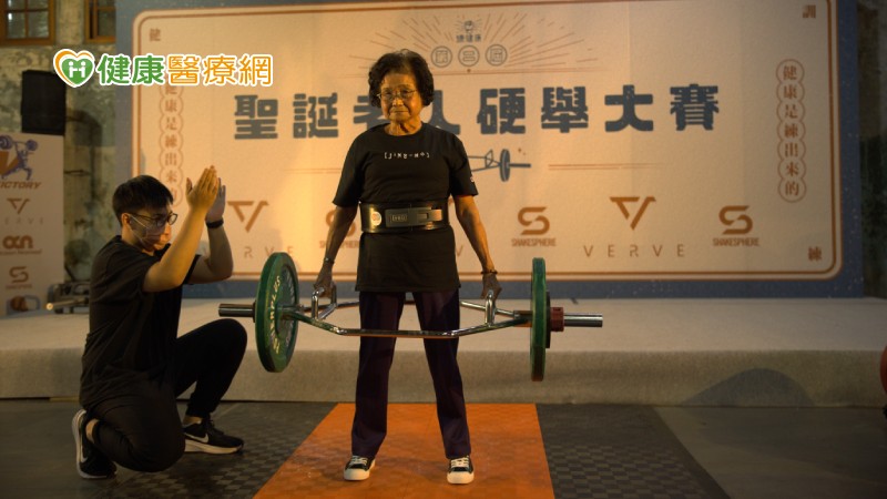 83歲的沈劉阿味阿嬤，即使換了人工髖關節、膝關節，也能輕鬆舉起50公斤。