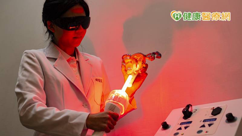 將雷射探頭置入陰道,輸出功率能量較低的雷射。