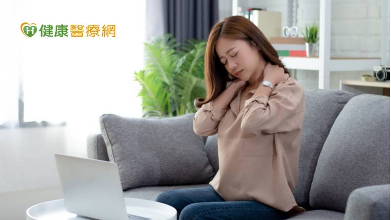 長時間固定一個姿勢久坐，或維持同一個動作，全身的關節與肌肉緊縮會讓循環變差，原本身體有痠痛的地方再次被引發，而產生不舒服症狀。