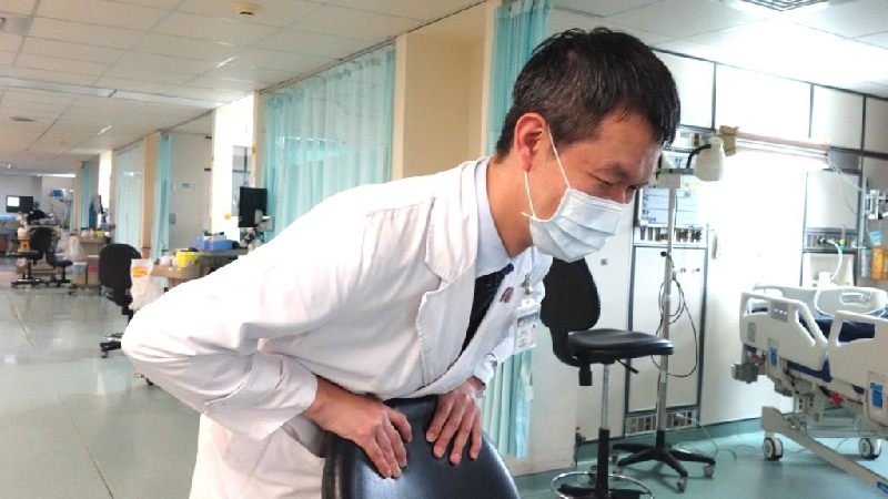 醫師陳信均說，獨自一人時突然被噎到，可以利用高背椅自救。（中華新聞雲記者湯朝村翻攝）