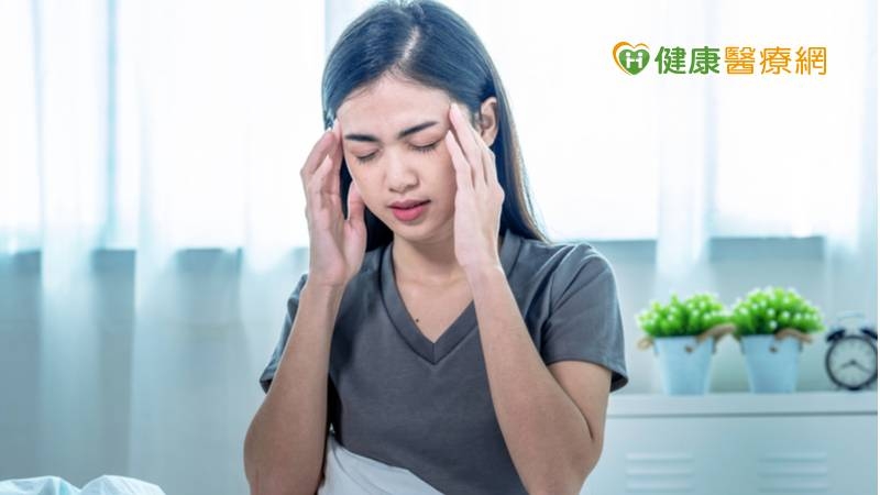 造成缺鐵性貧血常見的原因為：飲食不均衡、鐵質吸收不良導致血紅素缺乏足夠製造原料，或是月經量過多、腸胃道內出血等