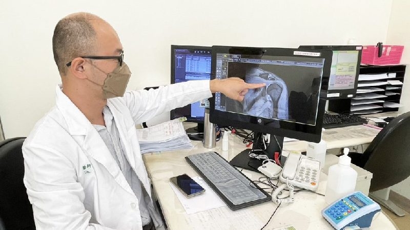 醫師陳證中說，勞工難以判斷病痛是否源於工作，常錯失申領傷病補助機會。 （安南醫院提供）