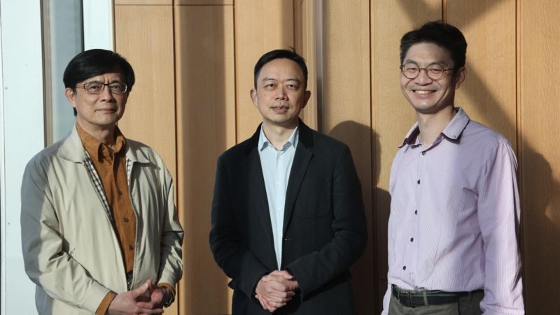 秀傳癌醫中心院長張正雄 (左起)、 台灣心理腫瘤醫學會理事長鄭致道與台中榮總血液腫瘤科主任滕傑林(右),盼更多醫護人員加入行列