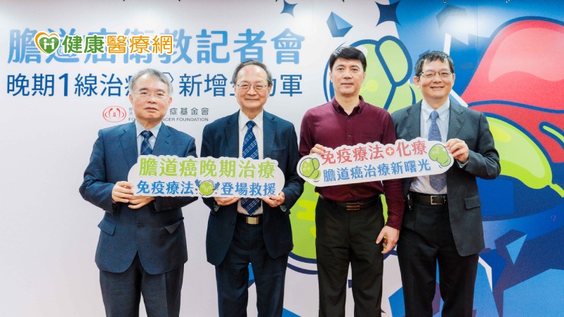 膽道癌衛教記者會大合照,(貴賓由左至右):林口長庚紀念醫院血液腫瘤科系主任 陳仁熙教授、台灣癌症基金會執行長 賴基銘教授、病友 劉先生、義大癌治療醫院血液腫瘤部副院長 饒坤銘教授