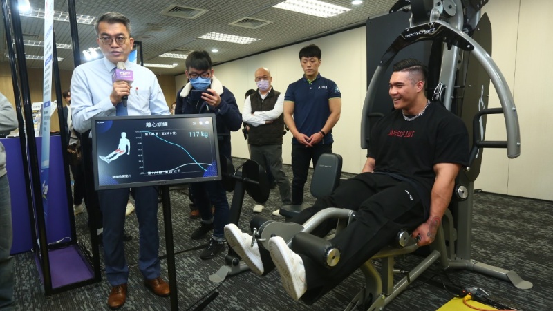 NPC Worldwide健美運動員代表王翔（右）體驗AIFIT全自動化離心智能訓練機。（圖／健康醫療網提供）