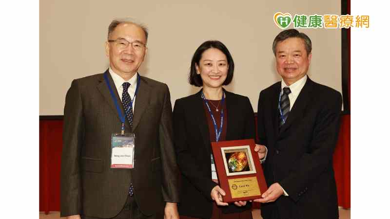 美國 MD Anderson Cancer Center 放射線科 Carol Wu 教授親臨現場做 Plenary speech 並接受大會Honorary fellowship的表揚。