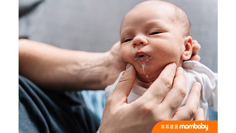 寶寶如果有嘔吐、肚子嚴重性脹氣的情況，應儘速就醫。