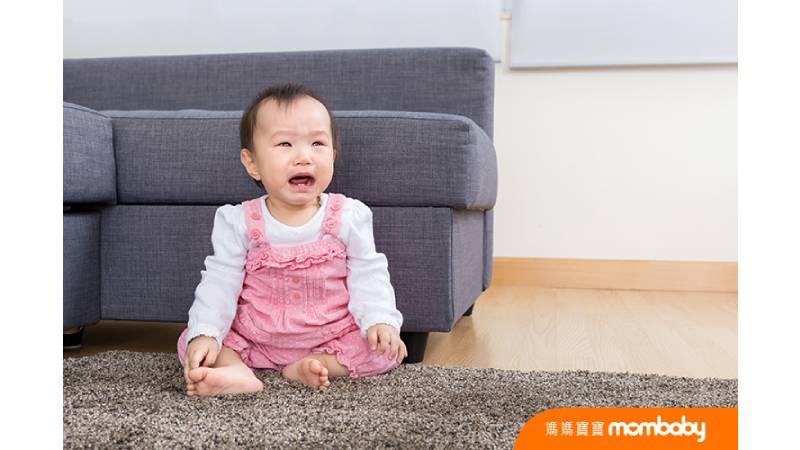 在日常生活中，家長可試著利用短暫離開的方式，讓孩子練習分離的感覺。