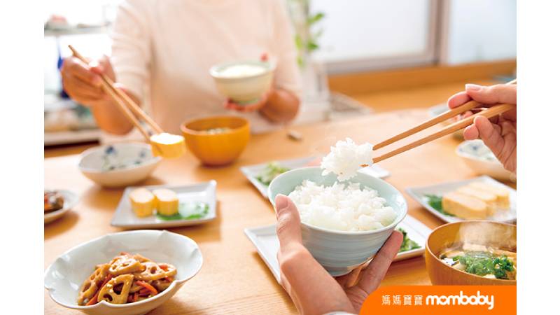 建議產婦以清淡飲食，幫助腸胃道恢復功能。