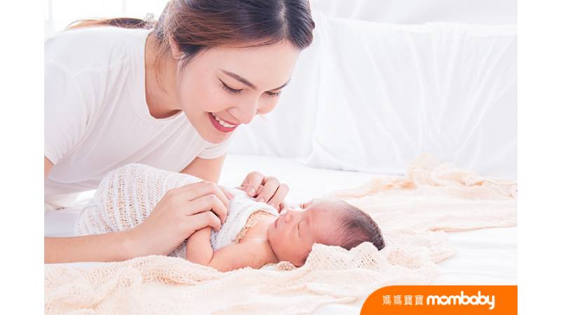 習慣家中環境的產婦，可以請月嫂到家中，協助照顧新生兒。