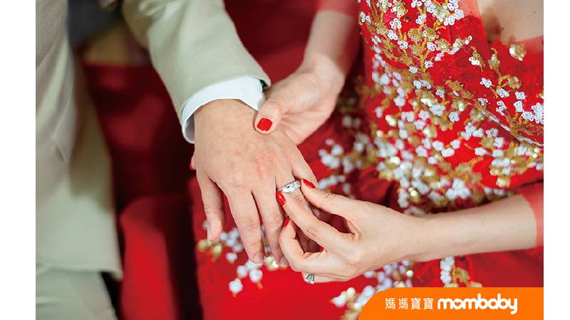 旁人的碎嘴與評論，都只是一時的八卦。人生掌握在自己手中，勿被他人影響。