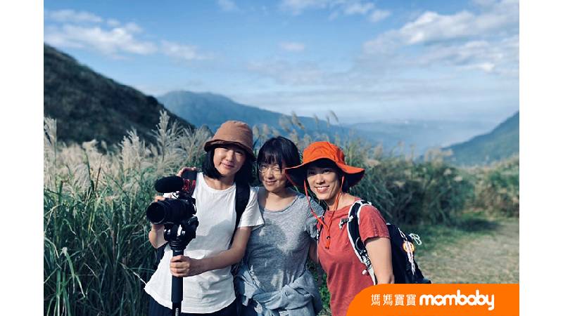 海馬爸爸紀錄現場，就是僅三位女子的組合，左-攝影師-蕭如君，中-導演-吳星螢，右-製片-曾惠盈，尤其導演和製片都是媽媽，三個人像是一個迷你的採集團隊，以女性的視點和工作方式陪伴與紀錄爸爸育兒的身影