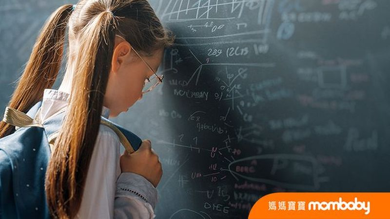 透過醫療與教育界的觀察發現，2020年之後出生的幼兒，在語言、認知、情緒及動作能力等發展出現較緩慢的現象。