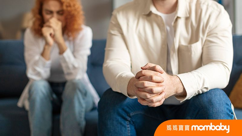 近年來，有所謂「三明治世代」的稱呼，是指那些上有年邁的父母需要照顧，下有尚未獨立的子女需要撫養的中年人群體。這些人通常面臨著來自工作、家庭和經濟的多重壓力。