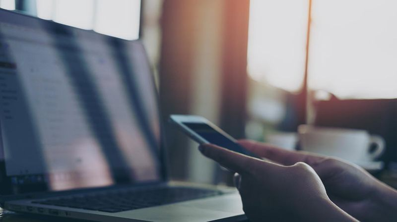 使用3C電子產品時間延長，經常盯著螢幕是會導致眼壓高，長期眼壓高，是會提高發生青光眼機率，但高眼壓並非導致青光眼的關鍵原因，還是需與家族史、高度近視等情況綜合評估。