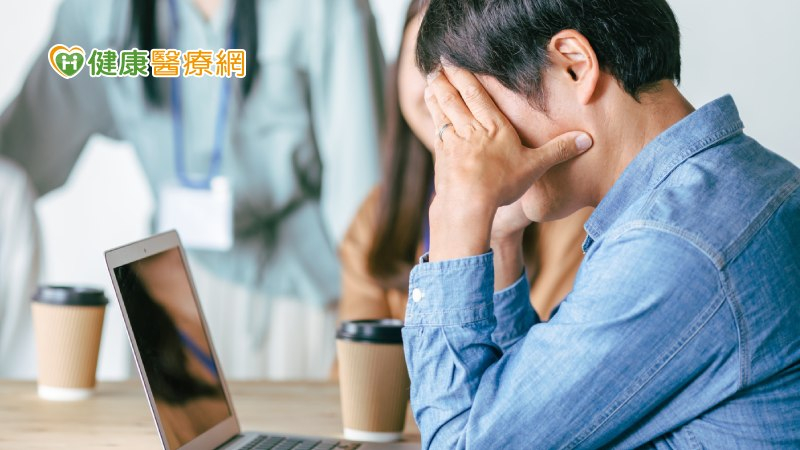 在面對職場霸凌時，受害者往往會有不同的反應，不過由於職場霸凌有時很難界定，有些人甚至不知道自己正處於霸凌壓力的傷害下，更會自我懷疑是不是自身工作能力的問題。