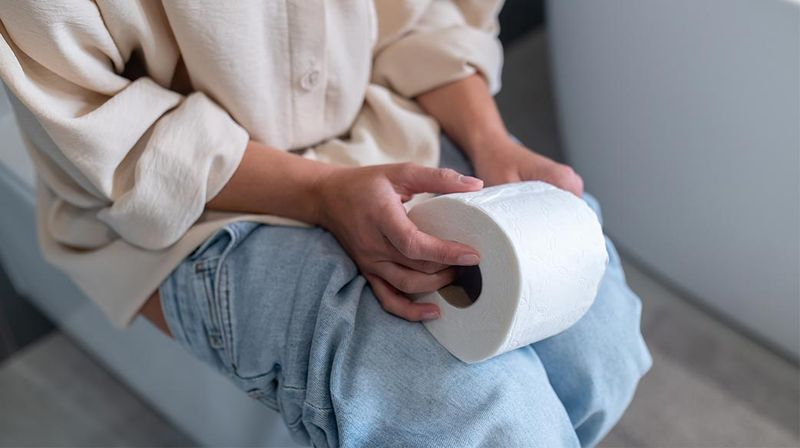 為了避免在瓷王座上花費太多時間，專家建議把雜誌、手機和書籍放在浴室之外。「你不想帶著你會在那裡待很久的心態。因為那時你會想要帶一些東西來讓你的大腦保持忙碌，但你需要讓坐在馬桶上盡可能無趣。 