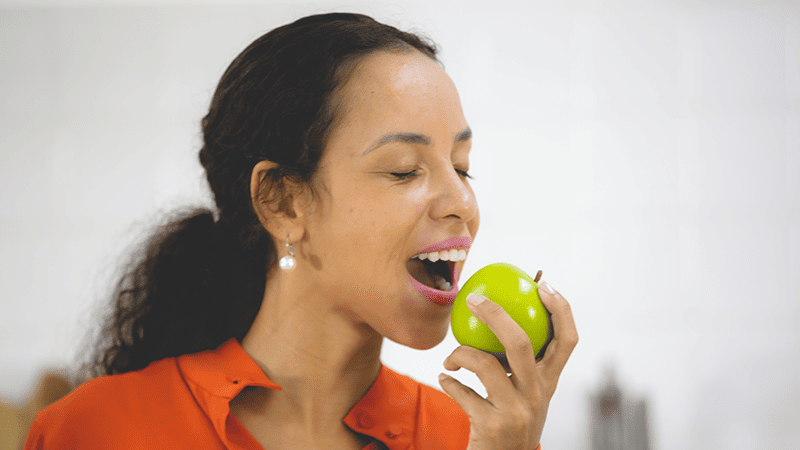 本文將從生理、心理、環境與感性的角度出發，深入探討咀嚼對於大腦健康的影響，並結合具體實例，說明如何透過簡單的日常行為來保護我們的認知功能。