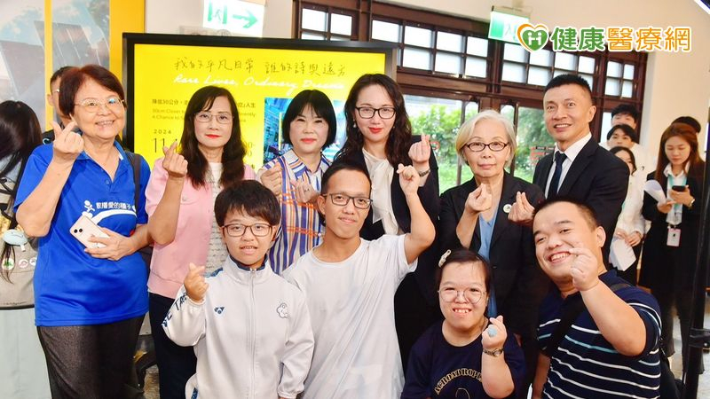 「我的平凡日常，誰的詩與遠方」展覽以動態體驗、裝置藝術、紀實攝影、文件紀錄、影像、生活輔具、行動支持等七大展區，呈現軟骨發育不全症患者的生活處境。