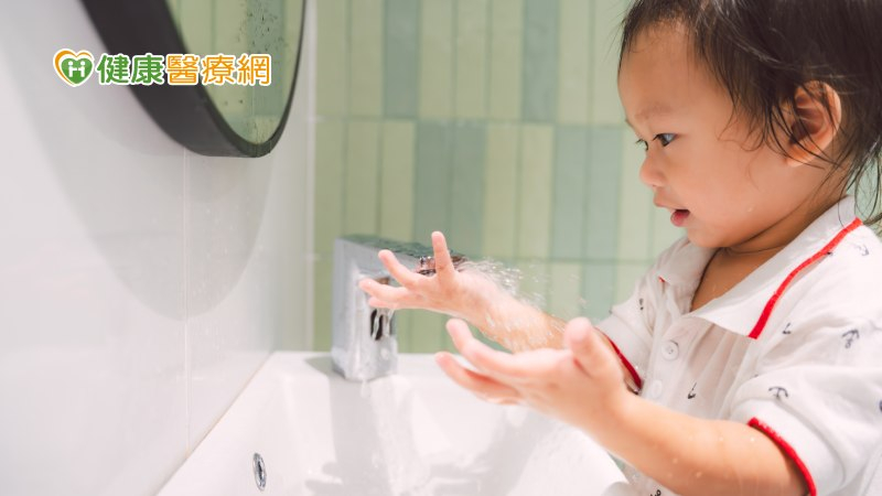 現在已經進入秋冬季節，天氣變冷，可能會因此影響到孩童洗手的意願，疾管署特別提醒，這段期間家長及教托育人員仍應協助教導孩童透過肥皂正確洗手，以降低腸病毒傳播風險。