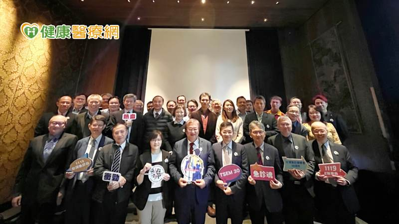 活動開幕合照，臺北市政府衛生局黃建華局長(左2)、衛生福利部醫事司劉越萍司長(左4)、 衛生福利部邱泰源部長(左5)、台灣急診醫學會許建清理事長(右4)、 立法院王正旭立法委員(右3)、醫院評鑑暨醫療品質策進會方震中執行長(右1)。（圖片來源：台灣急診醫學會）