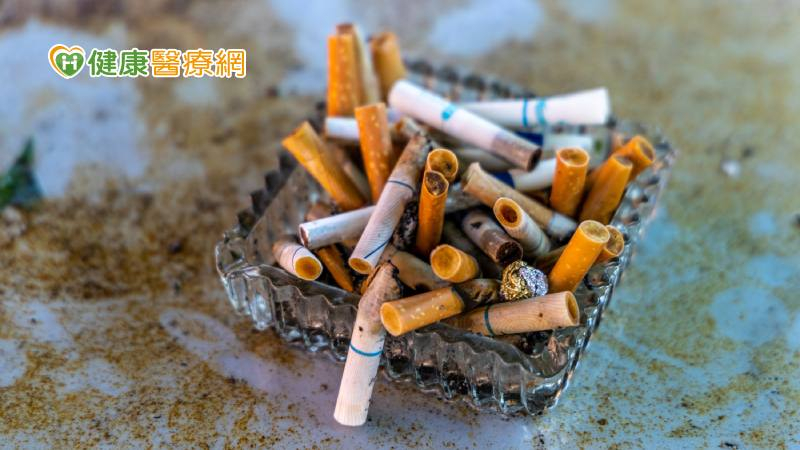 青少年紙菸使用比率雖然呈下降趨勢，但仍有不少人使用電子煙。近年來業者鎖定青少年族群，使用各種行銷手法，吸引青少年使用加味菸。