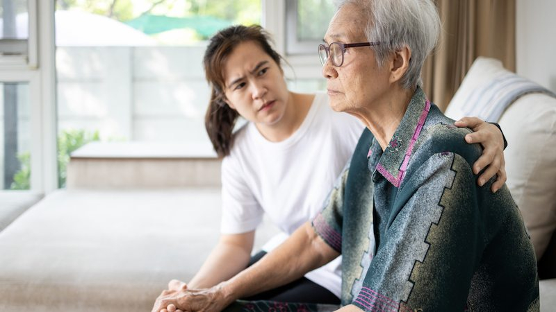 你身邊有「失智照顧者」嗎？這「5大問題」讓他們最辛苦！想幫忙，你可以做「這4件事」