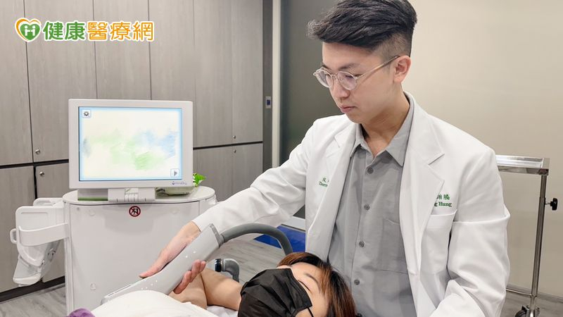 洪翊騰醫師進行清新微波療程，透過精準熱能技術改善腋下多汗與異味，助患者重拾自信社交。