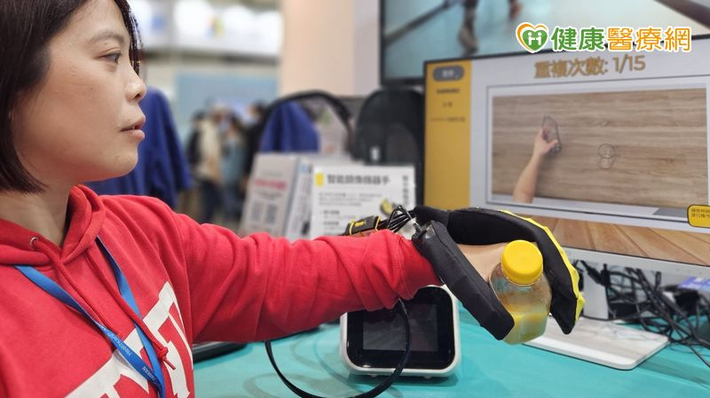 北醫附醫於4樓臺北醫學大學暨醫療體系展區展出「腦震盪症侯群人工智慧輔助決策系統」、「醫起付-保險理賠金試算平台」、「多樣性機器人復健中心」、「智能長照生態圈」，讓民眾一窺AI與智慧醫療的創新服務。