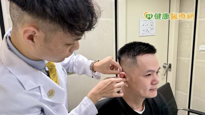 王以路老公白少偉配戴AI助聽器後不僅提升了生活品質，更拉近了與家人的距離。(圖片品牌提供)