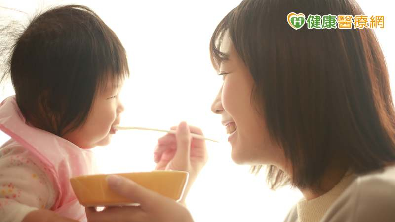 世界衛生組織（WHO）和眾多兒童健康專家都建議，嬰兒應該在6個月左右開始引入輔食。