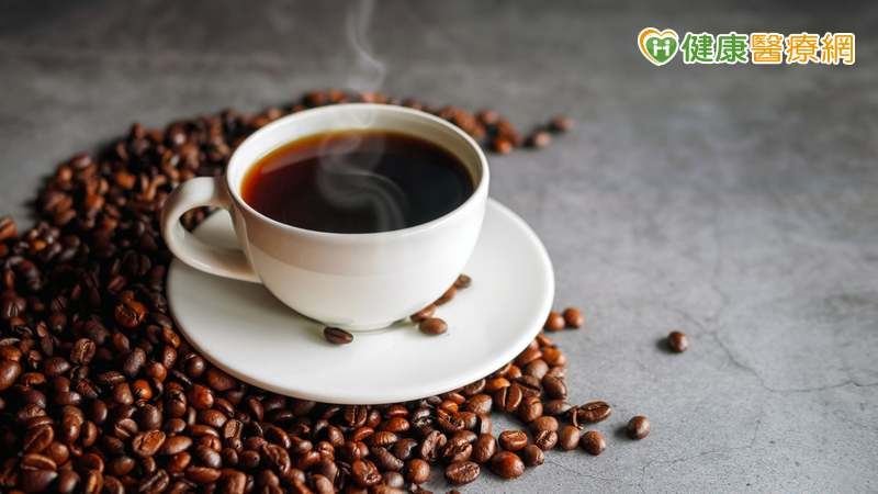 腎臟科王介立醫師分享，近期一項研究指出，只在早晨喝咖啡的人，心血管疾病和全因死亡風險皆較低，而從早到晚都喝咖啡，對健康的益處則較不明顯。