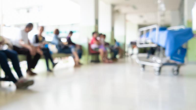 急診不是「先到先看」！看診順序原來要靠「檢傷分類」，急診科醫師帶你看懂：最久要等2小時