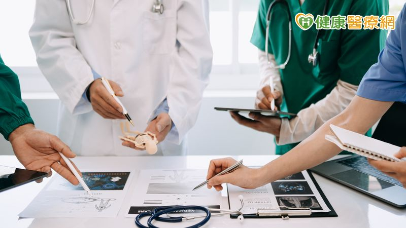 面對2025年超高齡社會加上少子化的雙重挑戰，也考驗著政府推動的「健康台灣」的目標是否能逐一實踐；沈延盛理事長建議，無論是代謝症候群或癌症篩檢等檢查都得從基層開始做起