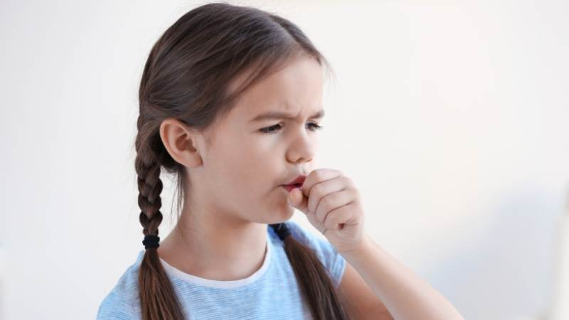 咳嗽咳不停、喘不過氣，是「哮吼」還是「氣喘」？靠1關鍵判斷！除了吃藥，你還能替孩子做這3件事改善