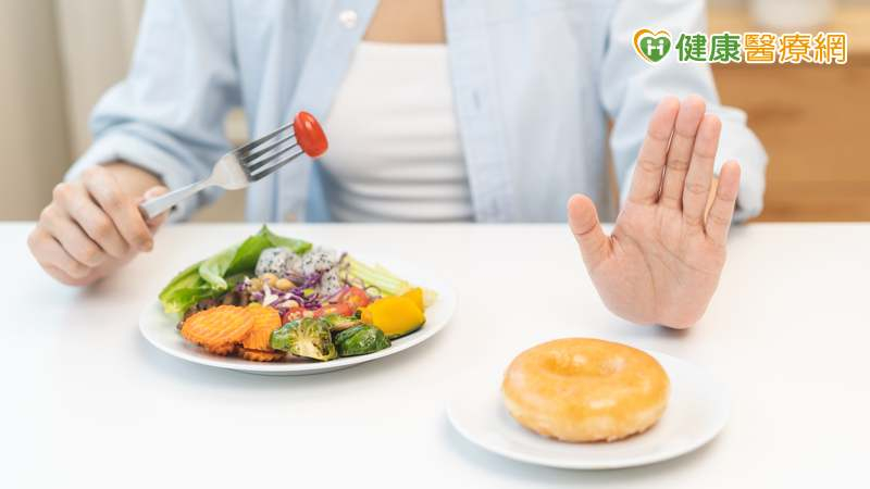 糖尿病緩解指的是患者血糖在不使用藥物的情況下能夠維持在正常範圍，但這不代表疾病完全消失。處於緩解階段的患者仍需管理健康，不能放鬆對疾病的控制，必須定期監測血糖以確保病情維持穩定。