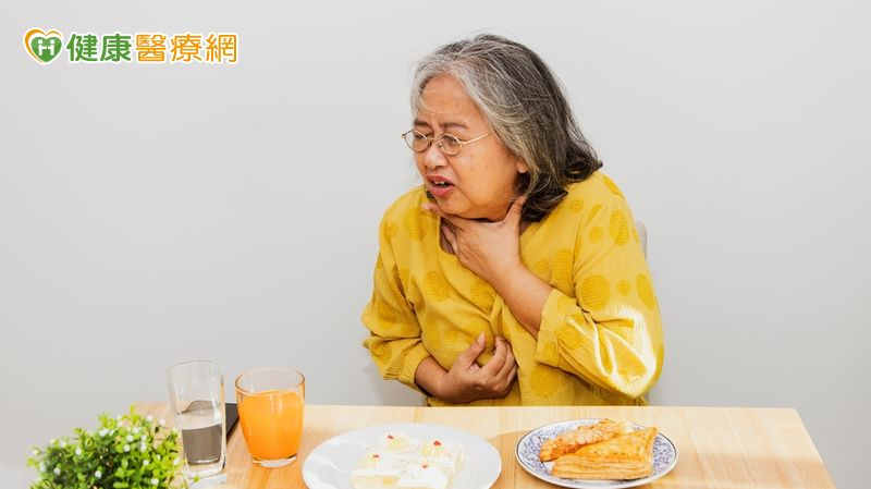 若出現吞嚥困難、胸痛、體重減輕等警訊，應立即就醫接受內視鏡檢查，把握黃金治療時機。
