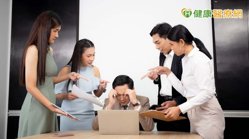 華人心理治療基金會黃郁倩諮商心理師指出，若遭遇職場霸凌，記得千萬別掉入霸凌者的陷阱，不管他人說什麼、做什麼，都無法定義真實的自己。